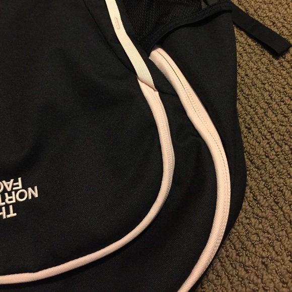 BRAND NEW PINK & BLACK NORTHFACE BACKPACK - Picture 7 of 7